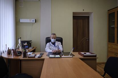 El director del hospital, Gennady Gurzhyi, ha desarrollado toda su carrera en Svitlodarsk. 