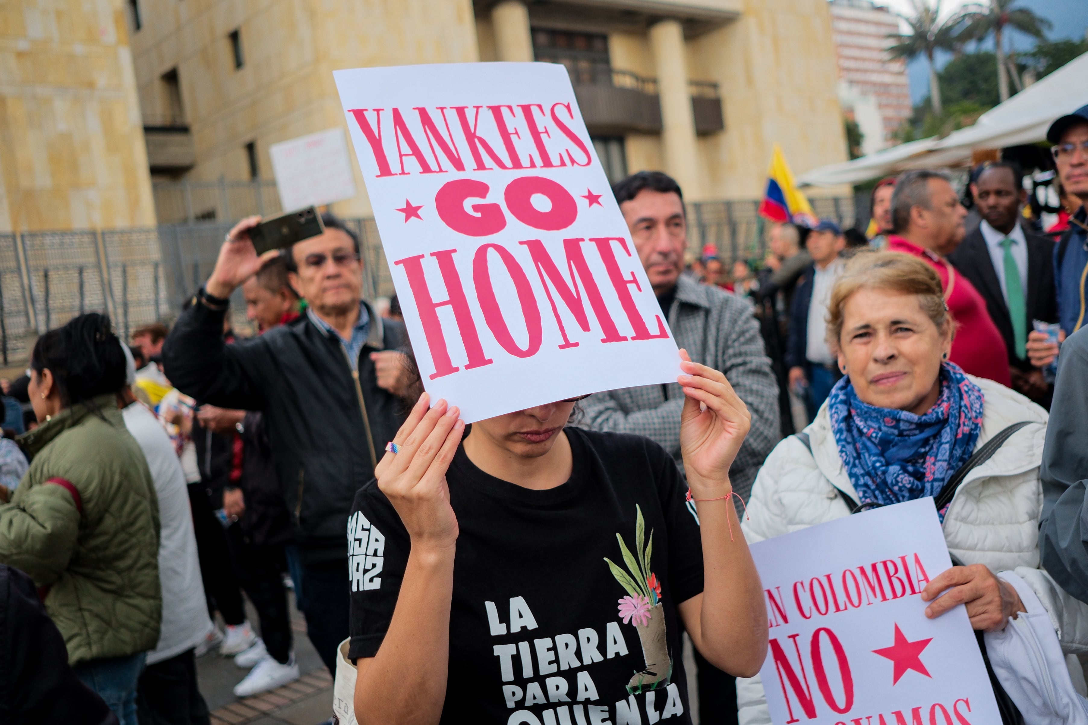 Una persona sostiene un letrero a favor de la soberanía nacional en la Plaza de Bolívar, este miércoles.