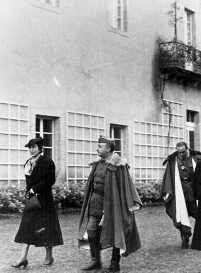 Francisco Franco junto a su esposa en el Pazo de Meirás.