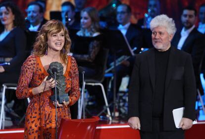 Emma Su&aacute;rez y Pedro Almod&oacute;var, en la gala de los Premios Goya.