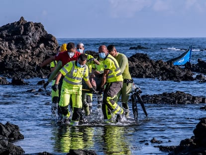 Ocho inmigrantes mueren al volcar una patera muy cerca de la orilla en Lanzarote 
