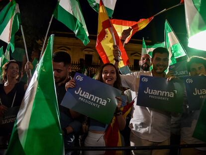 Supporters of Partido Popular (PP) candidate for the Andalusian regional election Juanma Moreno celebrate during a meeting following the Andalusian regional elections, in Seville on June 19, 2022. - Spain's main opposition Popular Party secured a landslide win in a regional election in Andalusia, partial official results showed, dealing a blow to Socialist Prime Minister ahead of a national vote expected at the end of 2023. With 90 percent of the ballots counted, the conservative Popular Party (PP) won 57 seats in the 109-seat Andalusian regional parliament, which will allow it to govern alone in Spain's most populous region, a longtime Socialist stronghold. (Photo by CRISTINA QUICLER / AFP)