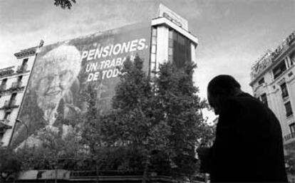 Cartel preelectoral sobre las pensiones desplegado en 1999 por el PP sobre su sede de la calle de Génova.