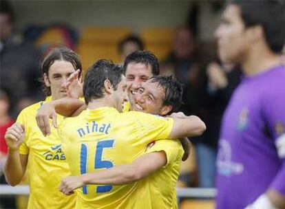 Los jugadores del Villarreal festejan el gol de Cazorla.