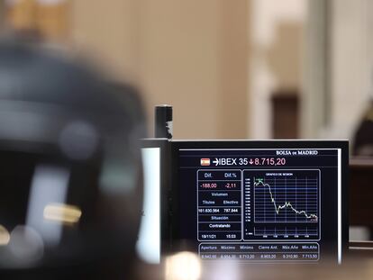 Un monitor muestra la evolución del Ibex 35 en el palacio de la Bolsa de Madrid, el viernes pasado.