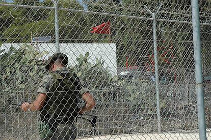 La vicepresidenta primera del Gobierno, María Teresa Fernández de la Vega, ha detallado que los refuerzos militares son cuatro batallones -dos en Melilla y otros dos en Ceuta- de 120 efectivos cada uno, que actuarán "bajo coordinación y mando de la Guardia Civil". En la foto, uno de los soldados que ya se han incorporado a las labores de vigilancia y seguridad en Melilla.