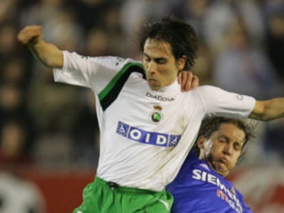 Benayoun trata de escaparse de Salgado.