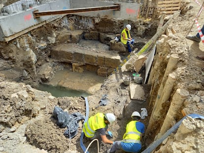 Imagen del proceso de excavación del enterramiento islámico, que puede verse junto a los dos obreros.