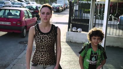 La protagonista, Natalia de Molina, y su hijo (Jaime López), en la película 'Techo y comida' (2015) de Juan Miguel del Castillo.
