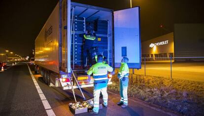 Imagen de archivo del camión que conducía un español en Holanda con nueve inmigrantes.