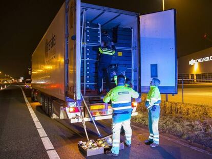 Imagen de archivo del camión que conducía un español en Holanda con nueve inmigrantes.