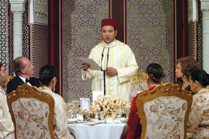 El rey Mohamed VI pronuncia su discurso durante la cena de gala.