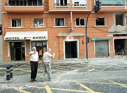 La bomba que estalló en el Hotel Bahía de Alicante se encontraba en una maleta verde que los terroristas habían dejado en la habitación 106. La primera planta del edificio quedó destrozada.