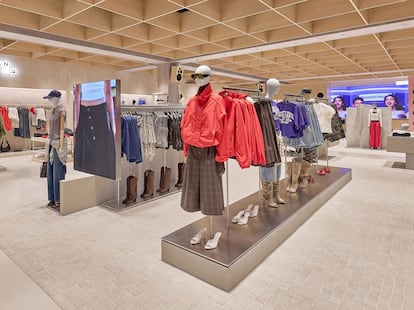 Interior de la nueva tienda de Bershka en el centro comercial Aventura Mall de Miami, en una foto cedida por la empresa.