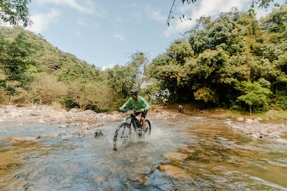 Hay tramos rodeados de agua por todas partes. Los participantes tuvieron que sortear los ríos Ancho y Buritaca, cerca de la comunidad indígena kogui.