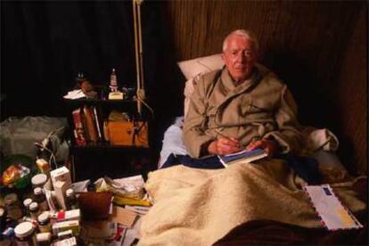 Paul Bowles, fotografiado en su casa de Tánger en 1989.