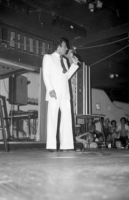 El cantante Julio Iglesias amenizó uno de los primeros desfiles de Adlib Ibiza en los años setenta.