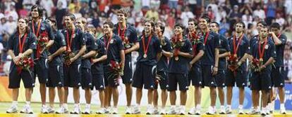 Los futbolistas de la selección argentina, con Messi al frente, en el podio con la medalla de oro.