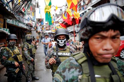 Algunos miembros de las fuerzas armadas de seguridad intervienen en una redada de drogas en Manila (Filipinas), el 7 de octubre de 2016.