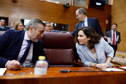 La presidenta de la Comunidad de Madrid, Isabel Díaz Ayuso, conversa con el consejero de la Presidencia, Enrique López.