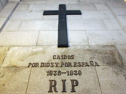 Placa en la basílica del Valle de los Caídos.