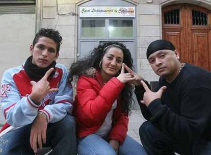 Un <i>latin king,</i> con Queen Melody y King Manaba en Barcelona.