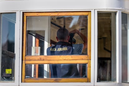 Un agente fotografía desde el interior de un funicular en la Gloria, este jueves.