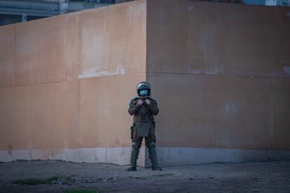 Luego de las protestas en Chile, se convocó a un plebiscito en el que un 80% de la población decidió poner fin a la Constitución impuesta en la dictadura de Augusto Pinochet, a través de un organismo que estará integrado por 155 personas, con paridad de género y 17 puestos asegurados para representantes de pueblos originarios. 