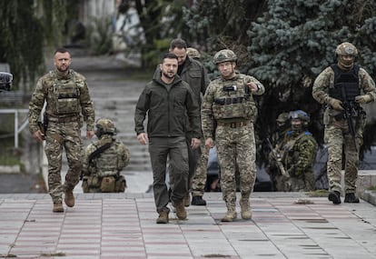 El comandante del Ejército de Tierra, Oleksandr Sirski, junto al presidente ucranio, Volodímir Zelenski, en Izium tras recuperar la ciudad de los rusos, el 14 de septiembre.