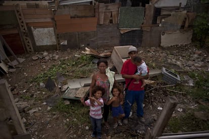 A família de Manuel Oliveira da Silva, de 35 anos, prepara seu novo lar em Jardim Gramacho.