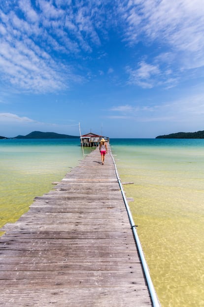 Muelle de madera en la playa de Koh Rong Samloem, en Camboya.