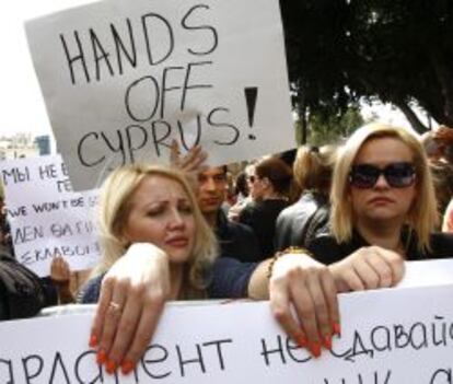 Trabajadores del sector bancario protestan a las puertas del Parlamento chipriota en Nicosia (Chipre).