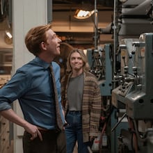 Domhnall Gleeson y Chelsea Frei, en el primer episodio de 'The Paper'.