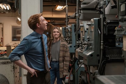 Domhnall Gleeson y Chelsea Frei, en el primer episodio de 'The Paper'.