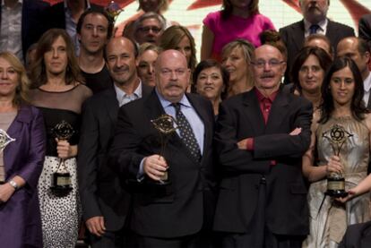 José María Iñigo con algunos de los premiados en la gala.