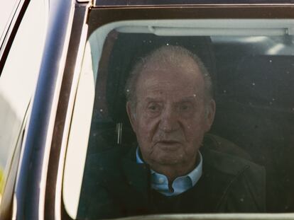 El rey emérito Juan Carlos I, a su llegada este miércoles al aeropuerto de Peinador (Vigo) procedente de Londres, en su segunda visita a España desde agosto de 2020, cuando decidió marcharse a vivir a Abu Dabi (Emiratos Árabes Unidos).