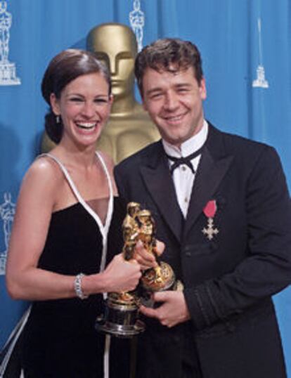 Russell Crowe, celebra el premio conseguido por su interpretación en <i>Gladiator</i>.
