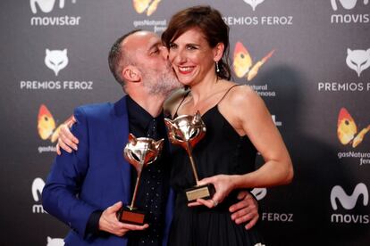 La actores Javier Gutiérrez y Malena Alterio posan con los premios a Mejor actor y mejor actriz protagonista de una serie por su trabajo en 'Vergüenza'.