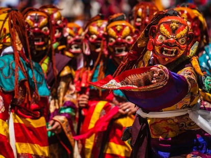 Danza tradicional en el monasterio de Paro, en Bután, durante el festival budista de Tsechu.