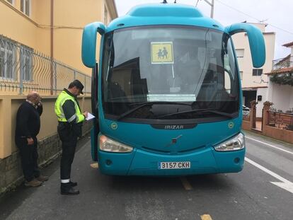 Imagen de archivo de un control de alcoholemia a un autobús escolar en Galicia.