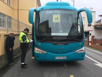 Imagen de archivo de un control de alcoholemia a un autobús escolar en Galicia.