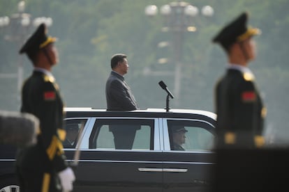 Xi recorrió la céntrica avenida Chang'an de Pekín en una limusina negra clásica y saludó a los flancos del personal al pasar junto a ellos.
