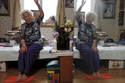 La antigua mujer de solaz Lee Ok-sun, de nacionalidad surcoreana, describe cómo fue atrapada por los soldados japoneses y llevada a un burdel militar durante la guerra desde su habitación en La casa de compartir, un refugio para víctimas como ella que gestiona una ONG. Lee nació en 1927, en Busan, y fue llevada en 1942 a un aeródromo en China donde era violada a menudo. Después la fueron cambiando a varios burdeles para militares japoneses.
