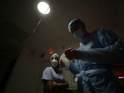 Profissional de saúde se prepara para entrar na UTI de um hospital de Marselha.