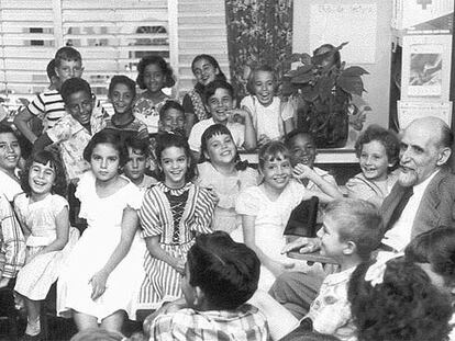 Juan Ramón Jiménez, hacia 1957, en una escuela de Puerto Rico.