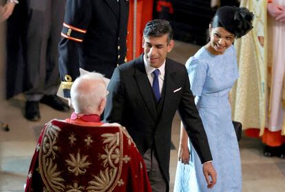 El mismo color escogió la esposa del Primer Ministro, la multimillonaria heredera Akshata, quien además de un vestido satinado con mangas farol se decantó por un tocado negro a juego con unos zapatos de ante.