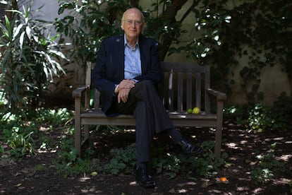 Roger Bartra, académico mexicano, en el jardín de su casa en el sur de la Ciudad de México.