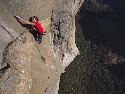 Alex Honnold, durante su histórica ascensión en solo integral al Capitán.