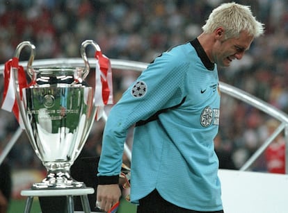 Cañizares chora depois de perder a Champions de 2001 contra o Bayern.