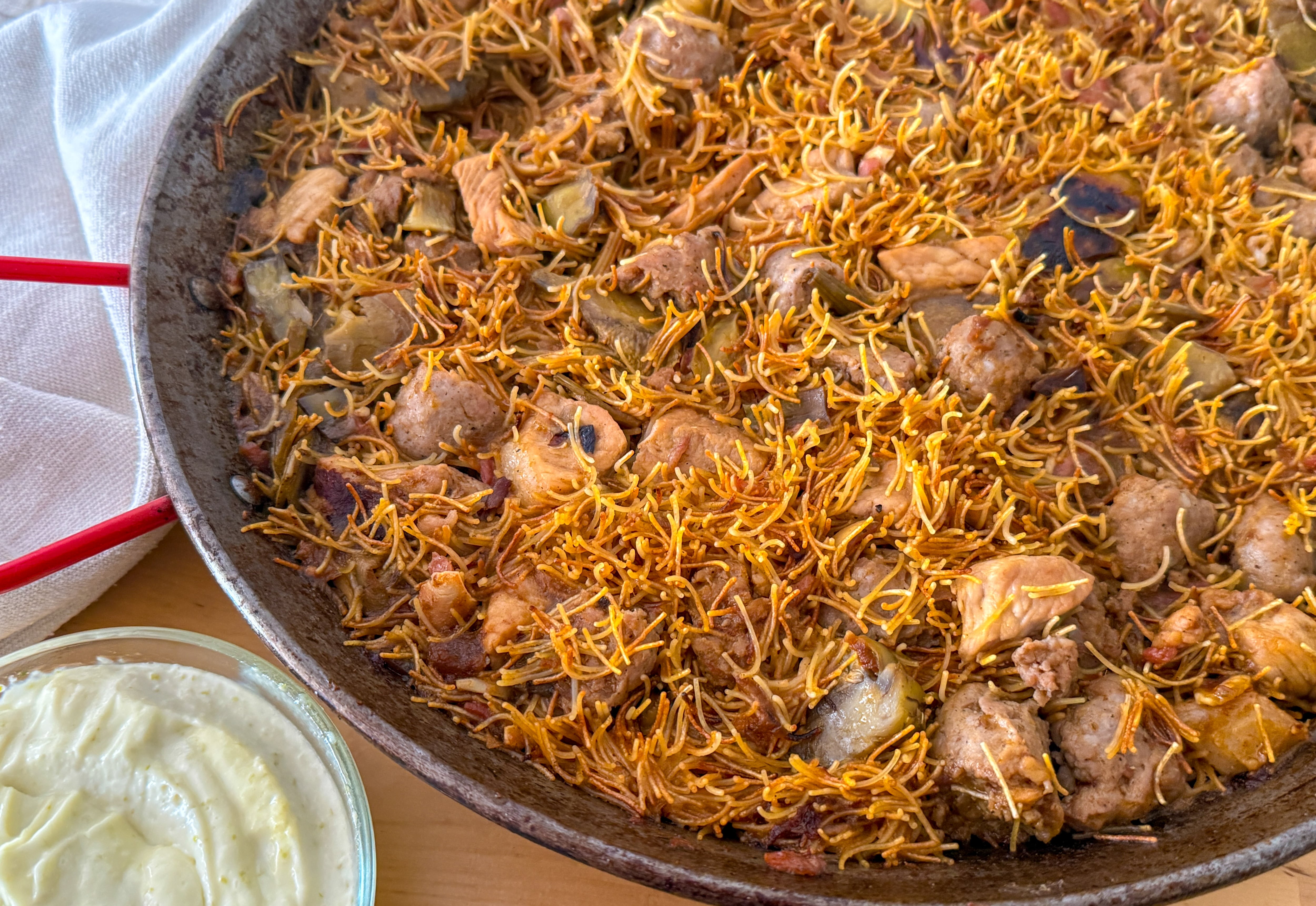 Fideos ‘rossejats’ con carne, una receta fácil para perderle el miedo a cocinar en paella